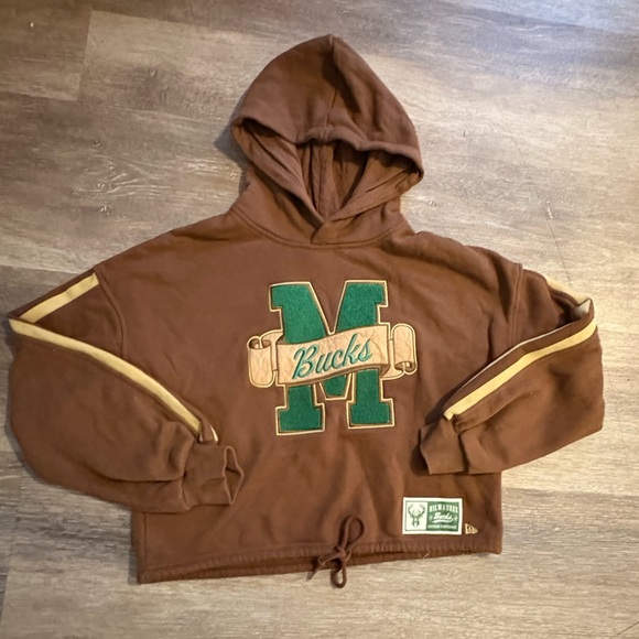 New Era Cap x Milwaukee Bucks Women’s Hoodie - Picture 2 of 4